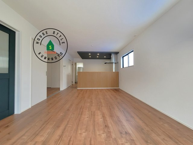 菊池郡菊陽町大字原水第5-5棟(1号棟)の内観：施工例|キッチンからリビングをしっかり確認できます。家族の笑顔があふれる空間になりそうですね。