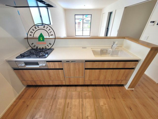 菊池郡菊陽町大字原水第5-5棟(1号棟)の内観：施工例|ご家族を近くに感じられる対面キッチンのLDK。会話もはずみそうですね。