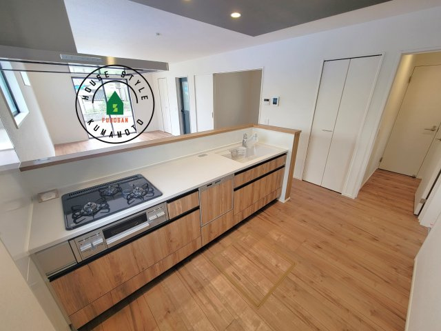 菊池郡菊陽町大字原水第5-5棟(1号棟)の内観：施工例|ダイニングテーブルへの配膳がラクラク、お料理はかどるカウンター付きシステムキッチン！