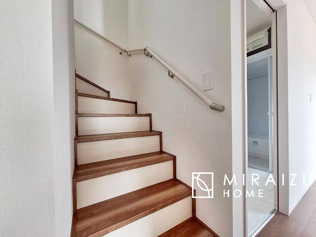 【内装】 | 安全性に配慮した手すり、清潔感や明るい陽光を取り入れてくれる窓がある階段。LED照明付きでお財布にもやさしいつくり。