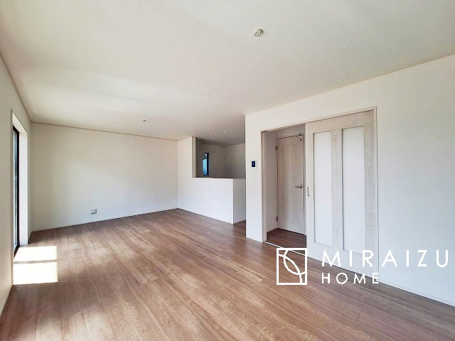 【居間・リビング】 | 暮らしやすさを考えたプランで快適な現地ロケーションを実現。安らぎに満たされる、ゆとりのある日々を過ごせます♪