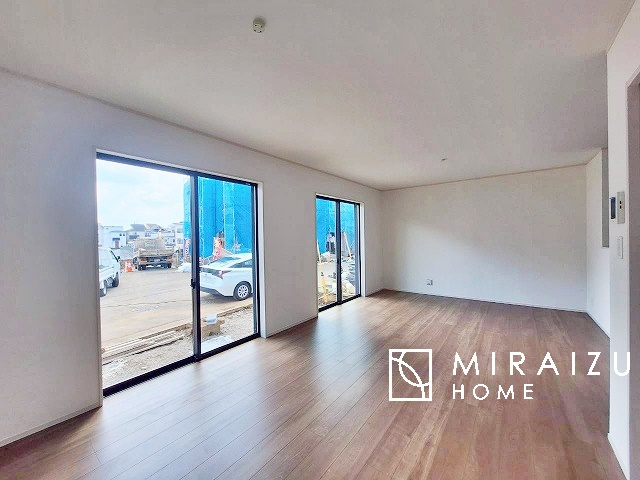 【居間・リビング】 | 窓が多いと温かな太陽の光と心地いい風が室内へと入ります。家族が集まるリビングは明るく過ごしやすいつくりです。窓が多いお家は住みやすい証です。