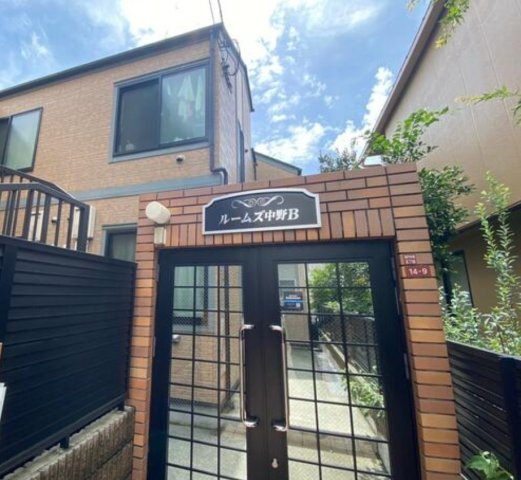 ルームズ中野Bのエントランス