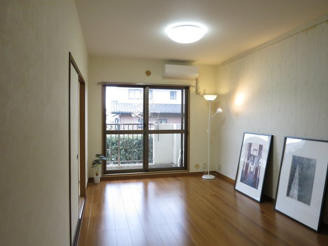 ハイツサンパークの居間・リビング|こちらのリビングで趣味の時間をお楽しみください