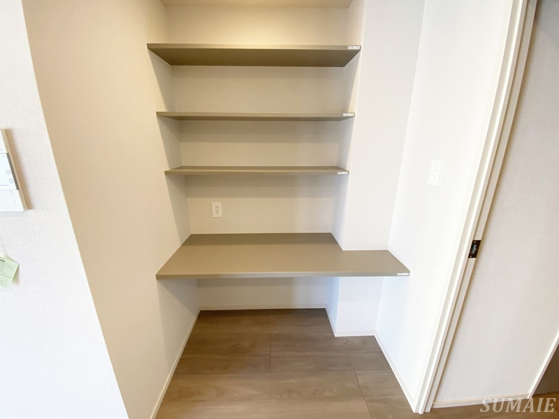 オープンブルーム尾久の内装|備え付けデスクと収納です☆