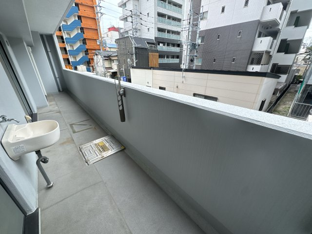 【バルコニー】 | リファレンス天神南☆仲介手数料無料☆ | 【徒歩圏内に利便施設が充実】コンビニ徒歩1分、ドラッグイレブン徒歩4分、スーパーも徒歩圏内と日々の買い出しが非常にスムーズ。すぐ近くには「清川公園（徒歩2分）」もあり、緑も感じられる住環境です。