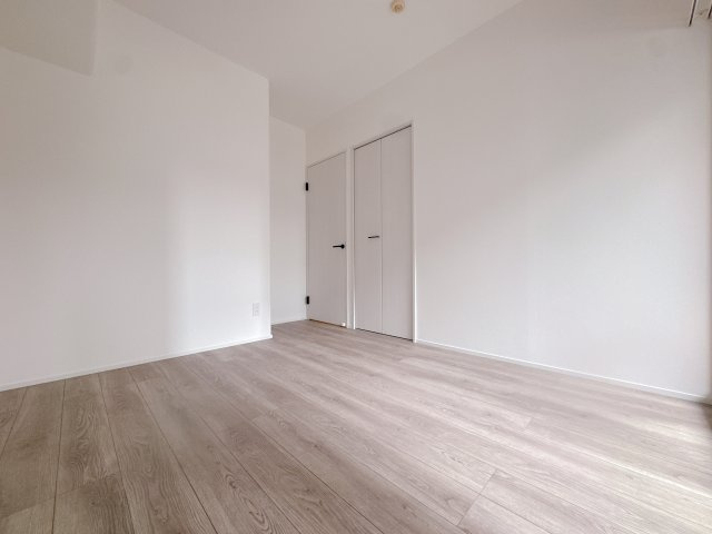 【洋室】 | リファレンス天神南☆仲介手数料無料☆ | 居住スペースをしっかり確保した、家具配置のしやすい機能的なレイアウト。帰宅後、一人の時間をゆったりと贅沢に過ごせる落ち着いた空間です♪
