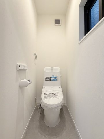 西野山欠ノ上町のトイレ|多機能なウォシュレット付！温かい便座でホッと一息つけちゃう至福の空間に。