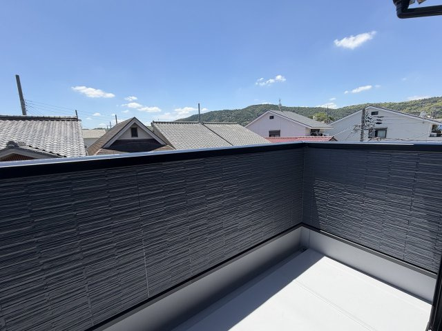 西野山欠ノ上町のバルコニー|ぽかぽか南向きに配置したバルコニー！日当たりが良く、お洗濯物に嬉しいですね！