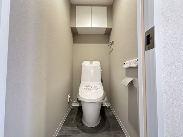 サンライズ片倉のトイレ|清潔感のあるスッキリとしたおトイレです。上部に収納も備わっていて、便利です。