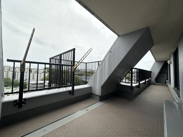 サンライズ片倉のバルコニー|広い横にワイドなバルコニーです。一度にたくさんお洗濯ものが干せそうです。