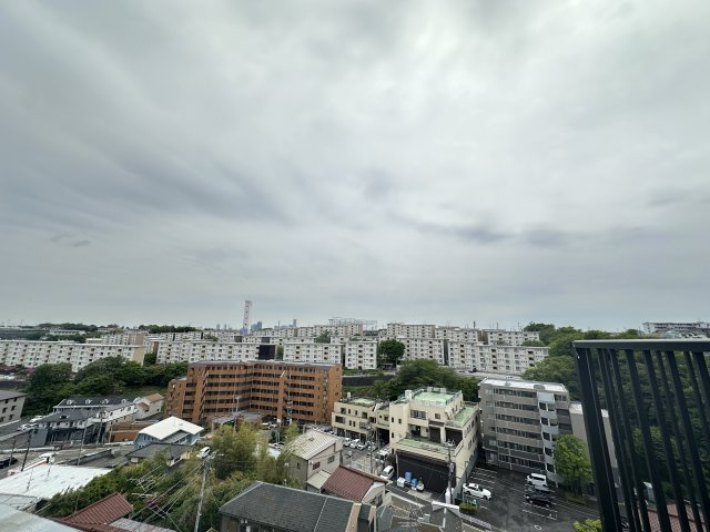 サンライズ片倉の展望|南向きのリビングからの眺望です。景色が抜けていて気持ちのいい眺望です。