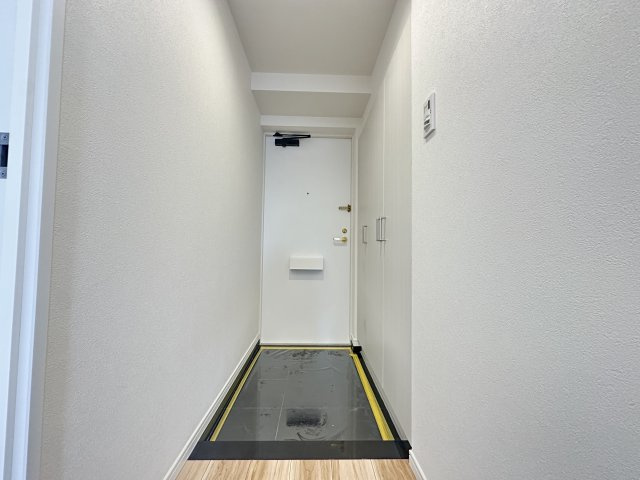 サンライズ片倉の玄関|大型のシューズボックスが備わっていてスッキリとした印象の玄関です。