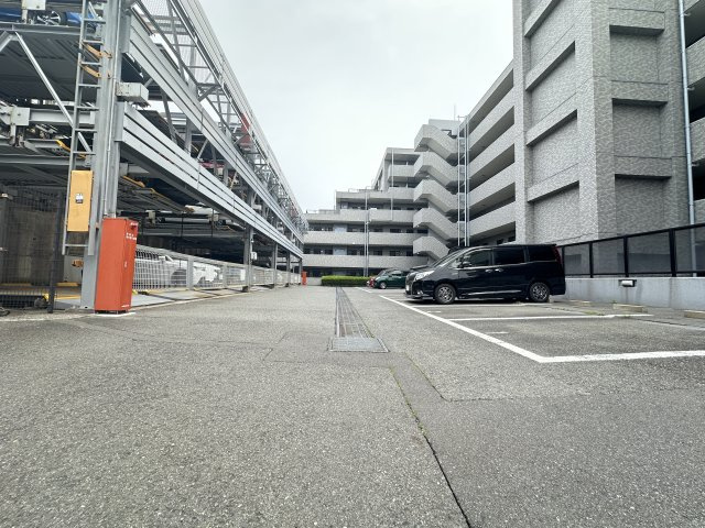 サンライズ片倉の駐車場|敷地内駐車場の様子です。駐車場代は5000円から9000円。空き状況のお問い合わせははアスカホームへ