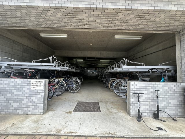 サンライズ片倉の駐輪場|駐輪場の様子です。綺麗に整理されています。管理状況も良好です。