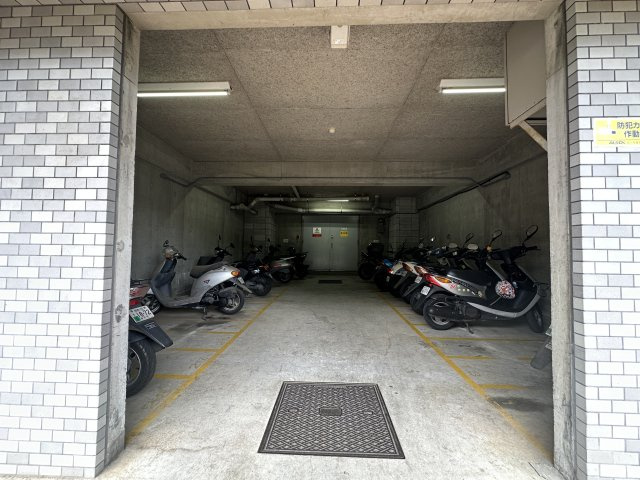 サンライズ片倉のその他共用部分|バイク置き場になります。バイクに乗られる方も安心な設備です。