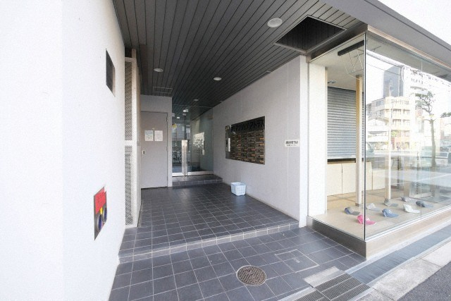 大阪市西区本田３丁目の賃貸マンションのエントランス