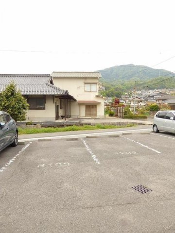 グリーンピア中西Ａの駐車場|駐車場があるので、車を買う予定の方も安心です