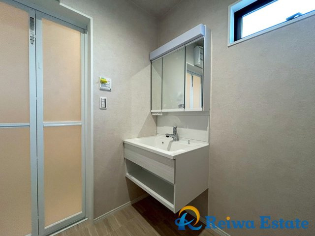 新築戸建　茅ヶ崎市西久保の独立洗面台|鏡裏に収納があり、水回りをスッキリ整頓できる三面鏡の洗面化粧台。