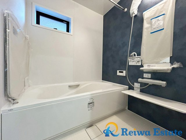 新築戸建　茅ヶ崎市西久保の浴室|採光の確保と換気ができるバスルームには小窓付き！