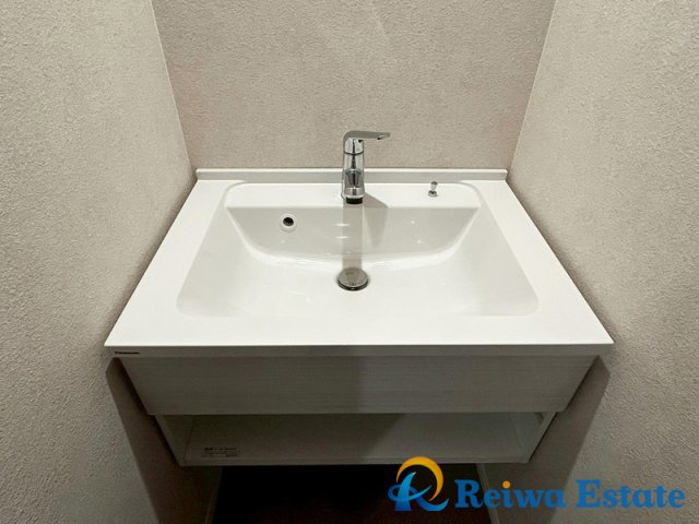 新築戸建　茅ヶ崎市西久保の独立洗面台|セカンド洗面は帰宅後の手洗いうがいの習慣がつけやすく、外出の多い家庭や子供がいるご家庭におすすめです。