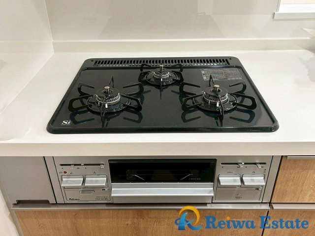 新築戸建　茅ヶ崎市西久保の設備|・家事の時短にもなる3口コンロ。お料理好きな方にも嬉しい設備です！