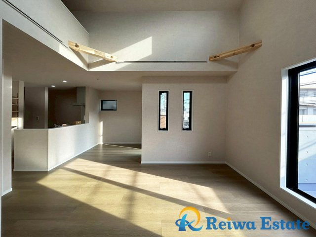 新築戸建　茅ヶ崎市西久保の居間・リビング|勾配天井で開放感のあるリビングは家族が集まる憩いの場♪