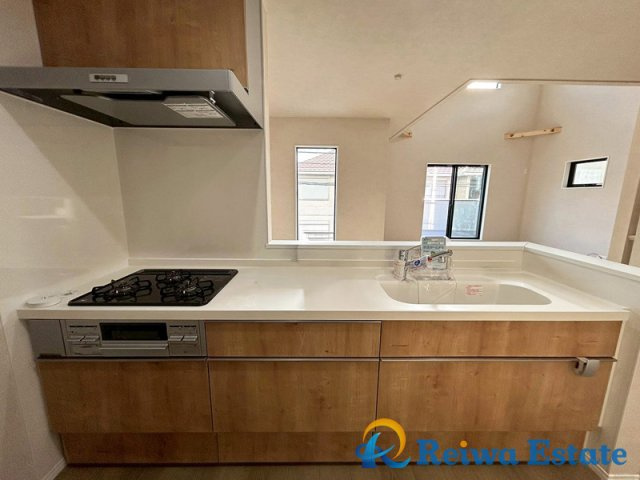 新築戸建　茅ヶ崎市西久保のキッチン|キッチンにいながらもリビングを見渡せ家族とコミュニ―ションがとれる対面式キッチンを採用♪