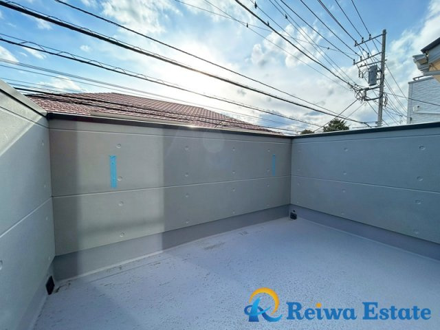 新築戸建　茅ヶ崎市西久保のバルコニー|南西向きで陽当りの良いバルコニー。2階に水回りがまとまり洗う→干すがスムーズです。