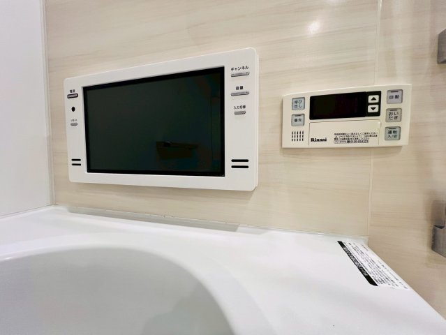 【浴室】 | 中野区中野１丁目　中古戸建て | バスタイムをより豊かに演出する、浴室TV付きの快適空間