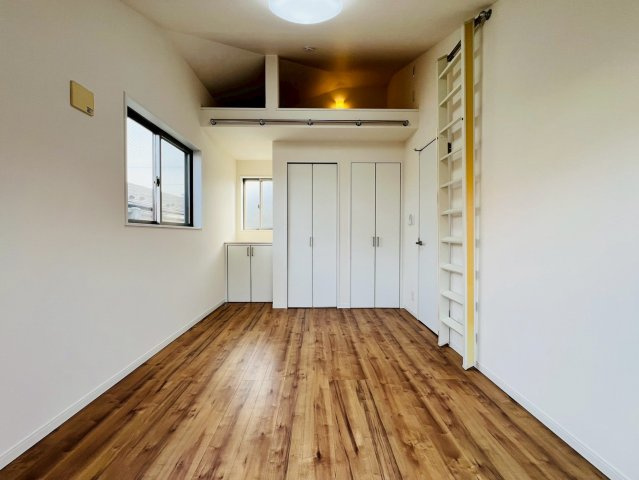 【洋室】 | 中野区中野１丁目　中古戸建て | プライベートな時間を大切にできる、落ち着きある洋室