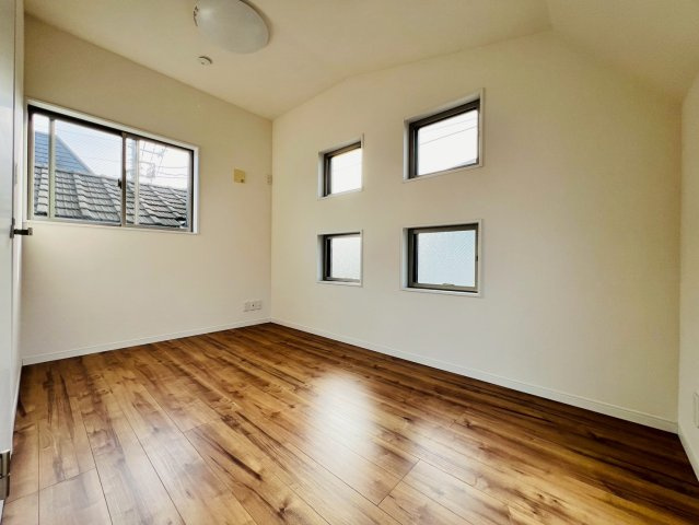 【洋室】 | 中野区中野１丁目　中古戸建て | 寝室や書斎など、ライフスタイルに合わせて使える洋室