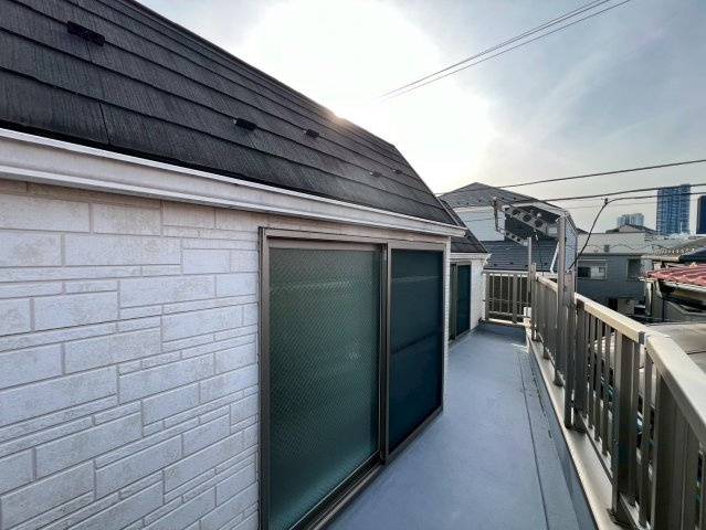 【バルコニー】 | 中野区中野１丁目　中古戸建て | 陽当たりと通風に恵まれ、洗濯物も気持ちよく干せるバルコニー