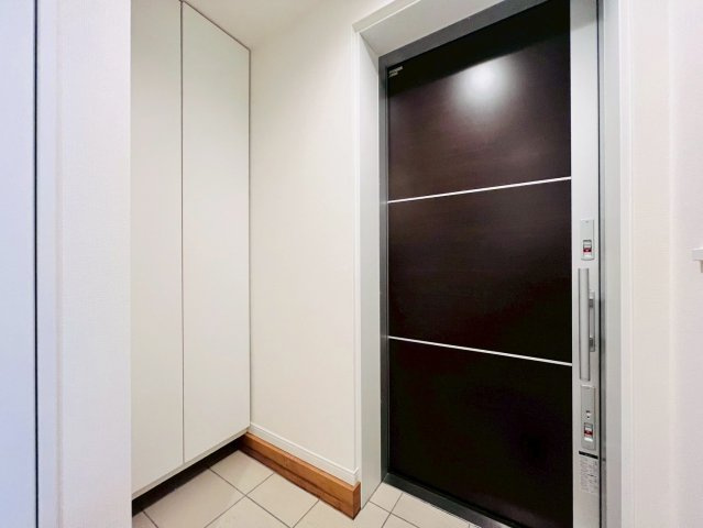 【玄関】 | 中野区中野１丁目　中古戸建て | 帰宅するたびにほっと安らげる、落ち着いた雰囲気の玄関スペース