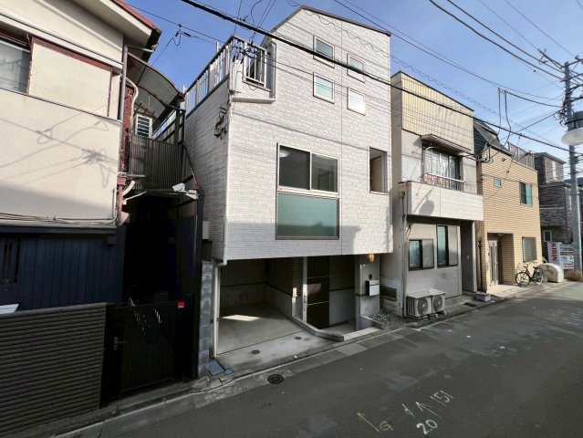【外観】 | 中野区中野１丁目　中古戸建て | 街並みに美しく調和し、落ち着きと品の良さを感じさせる佇まい