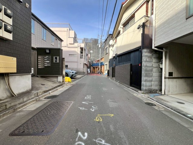 【前面道路含む現地写真】 | 中野区中野１丁目　中古戸建て | 見通しの良い前面道路に面し、安心して出入りできる住環境