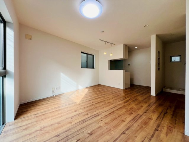 【居間・リビング】 | 中野区中野１丁目　中古戸建て | 家族が自然と集まり、ゆったりとした時間が流れる心地よいLDK