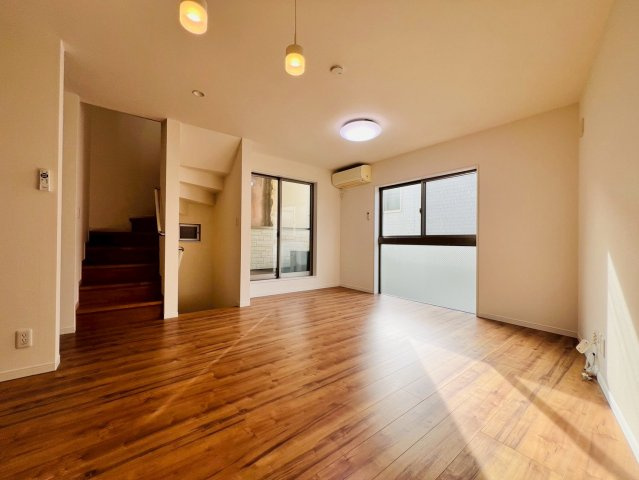 【居間・リビング】 | 中野区中野１丁目　中古戸建て | 家具配置もしやすく家族それぞれの過ごし方に寄り添うLDK空間