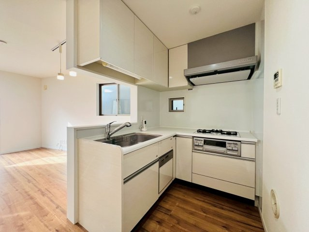 【キッチン】 | 中野区中野１丁目　中古戸建て | 調理スペースにゆとりがあり毎日の料理が楽しくなるL型キッチン