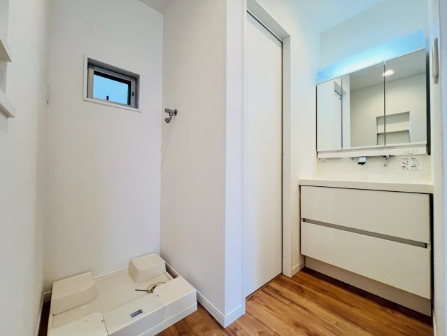 【独立洗面台】 | 中野区中野１丁目　中古戸建て | 使い勝手の良さと清潔感を兼ね備えた、毎日頼れる洗面化粧台