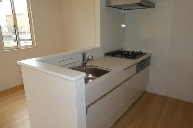 アリオン上東のキッチン|3口ガスコンロ付きシステムキッチン