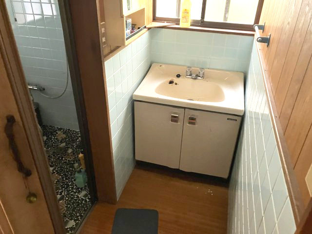 庄境　中古戸建　8DKの独立洗面台