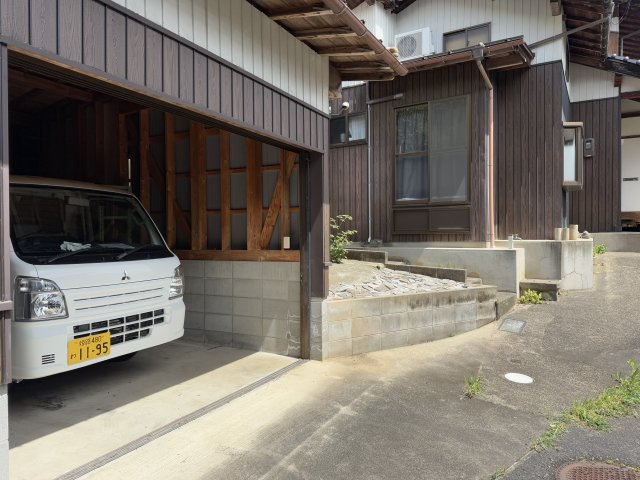 庄境　中古戸建　8DKの駐車場