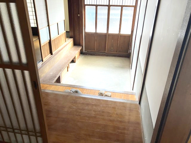 庄境　中古戸建　8DKの玄関