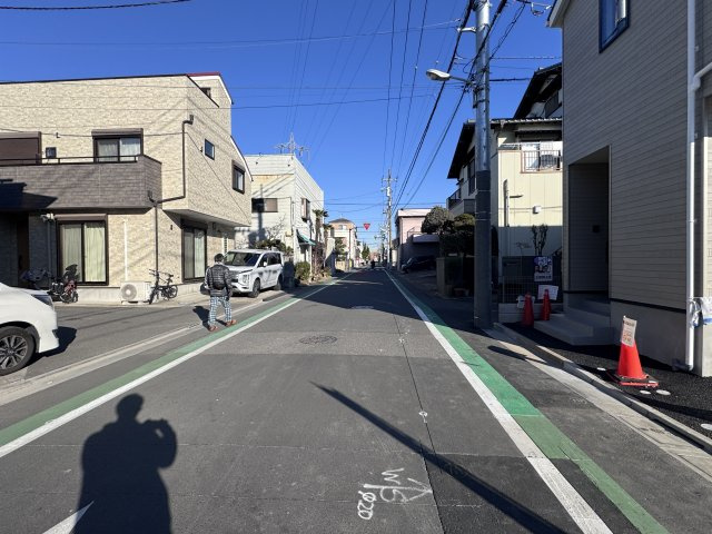 葛飾区水元４丁目新築戸建【水元小学校：5分】の前面道路含む現地写真|西側前面道路・幅員約7ｍ