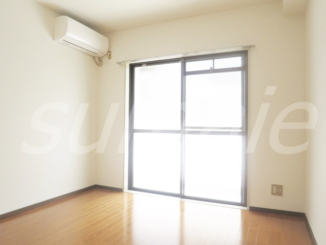 ペアシティ秀華二番館の居間・リビング|6帖の居室です☆