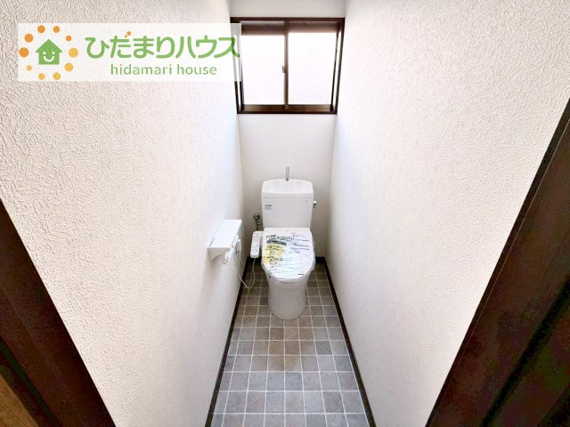 【トイレ】 | 下妻市半谷　中古戸建 | 小窓が付いているので、トイレも明るい空間になっております♪