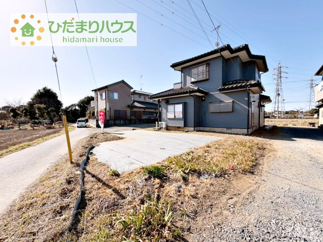 【駐車場】 | 下妻市半谷　中古戸建 | ゆったりとしたカースペースで、ファミリーカーや軽自動車もラクラク駐車出来ますね♪