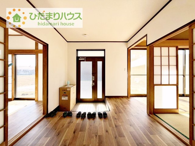 【玄関】 | 下妻市半谷　中古戸建 | 玄関が広いので親子で並んで仲良く靴が履けますね(^^)/