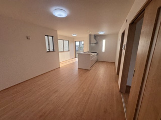 【居間・リビング】 | 八重瀬町新城Ⅲ（全5棟）ラストC号棟 | C号棟　LDK17.37帖♪リビング収納付き♪